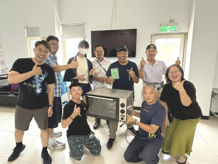 專業維修師傅現場協助檢查與維修各類小家電，推廣「以修代買」理念，延長家電使用壽命。（圖／文：蔡夢玲）