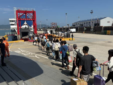 2026端午連假最後一天，天氣晴朗，馬祖海空順利載運1,677位旅客返台，其中空運855人次、海運822人次，為連假劃下圓滿句點。（圖／文：王致潔）