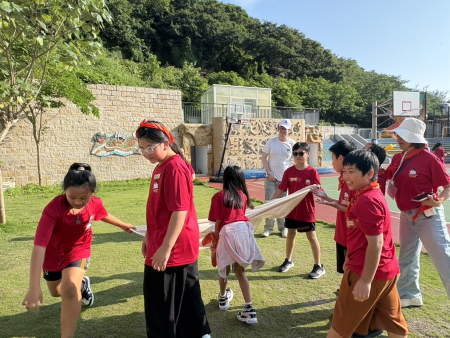 同學們戶外體能活動闖關，從遊戲中提升學英文的樂趣。（圖／文：鄭綿綿）