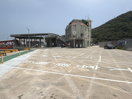 為解決福澳加油站周邊人車爭道問題，代理秘書長陳明傑、副議長林明揚等人前往會勘商討動線優化方案，以保障鄉親遊客安全。（圖／文：王致潔）