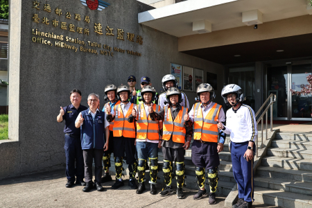 連江監理站舉辦高齡機車安全駕駛訓練，協助長者掌握正確觀念，縣長王忠銘亦參與騎行，以行動呼籲長者重視行車安全與換照新制。（圖／文：王致潔）