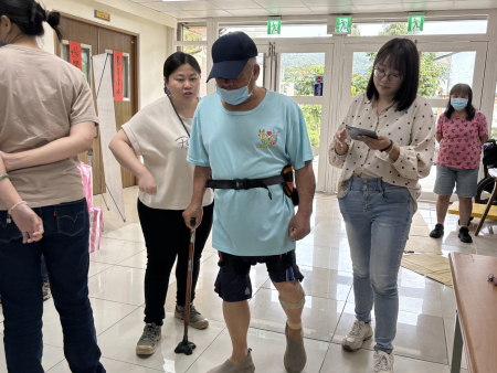 大同之家長輩體驗相關智慧科技產品，結合互動遊戲，提升長者運動意願及方便數據統計，評估長者體能。（圖／文：鄭綿綿）