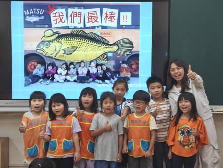 塘岐幼兒園大班幼童前往塘岐國小一年級參與幼小銜接課程，透過課堂互動，提前熟悉國小學習環境與上課方式，為迎接小一新生活做好準備。（圖／文：鄭禮頤）