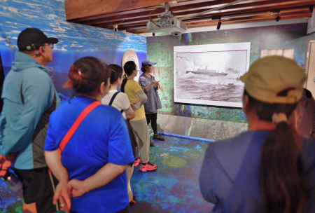 走讀活動移師蘇布倫展示館，透過文獻與水下考古成果，深入了解沉船事件及燈塔興建歷程。（圖／文：陳其敏）