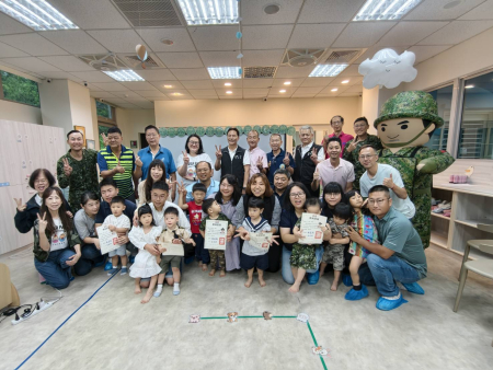 北竿鄉公共托育中心27日舉辦第五屆畢業典禮，6位小小畢業生在家長、師長及來賓的陪伴與祝福下，歡喜完成人生第一場畢業典禮。（圖/文鄭禮頤）