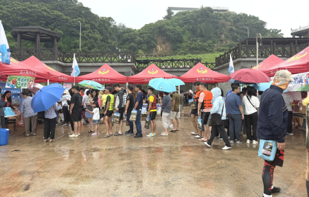 即使遇雨仍不減民眾熱情，許多人排隊體驗水上遊具，現場歡笑聲不斷；也在穿救生衣與接受衛教過程中，建立正確安全親水觀念。（圖／文：王致潔）