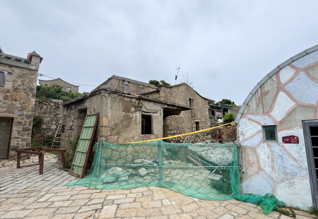 東莒大浦聚落魚寮周邊地基掏空範圍持續擴大，昨日傳出巨大聲響，空屋已有部分結構跟著垮落。（圖／文：蔡夢玲）