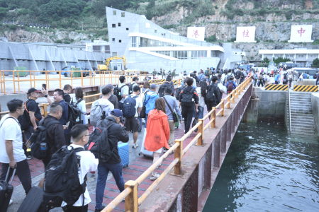 東引暑假前迎旅遊熱潮　逾430名旅客登島