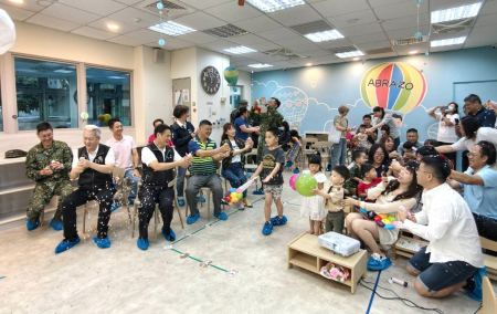 北竿鄉公共托育中心27日舉辦第五屆畢業典禮，6位小小畢業生在家長、師長及來賓的陪伴與祝福下，歡喜完成人生第一場畢業典禮。（圖／文：鄭禮頤）