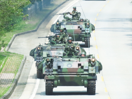 官兵於重要目標周邊巡戈。