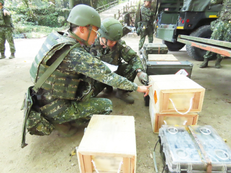 步兵營官兵與彈藥連官兵對點彈藥。