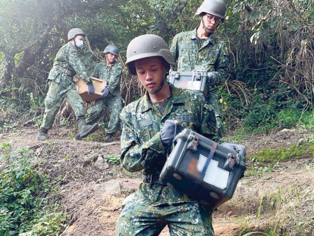 官兵搬運彈藥至據點。