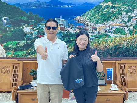 海保署長陸曉筠29日拜訪縣長王忠銘，她特別贈送以海廢品重製而成的太陽眼鏡給王忠銘。（圖／文：馮紹夫）