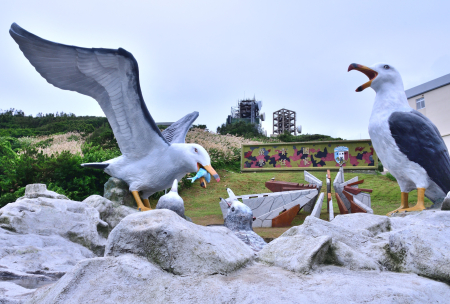 東引安東坑道旁的黑尾鷗立體塑像完成重新彩繪，依照黑尾鷗真實外觀細膩描繪羽色與特徵，與後方公共藝術作品「擎鎮北疆」相互映襯，展現東引戰地文化與海洋生態交融的獨特景觀。（圖／文：陳其敏）