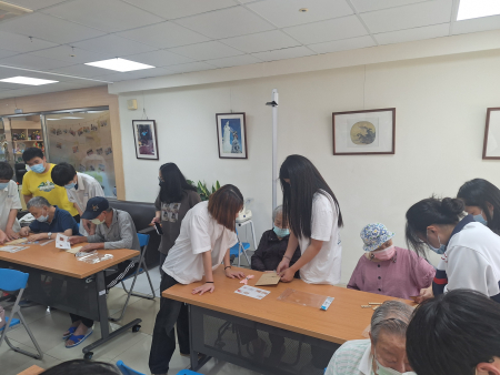 馬中學生走入社區　進行社會服務