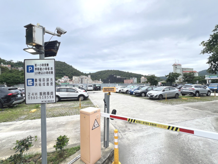 交旅局：小型車勿違停福澳港加油站前，善用停車場一小時免費停車