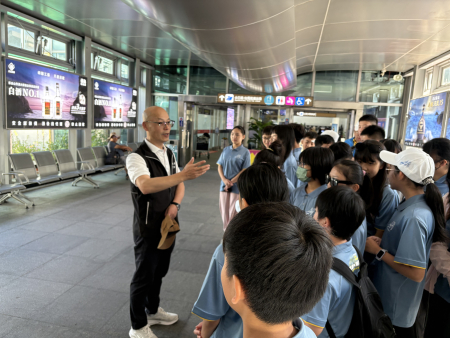 教育處處長王禮民前往福澳港送行，祝福學子們旅程順利。（圖／文：鄭綿綿）