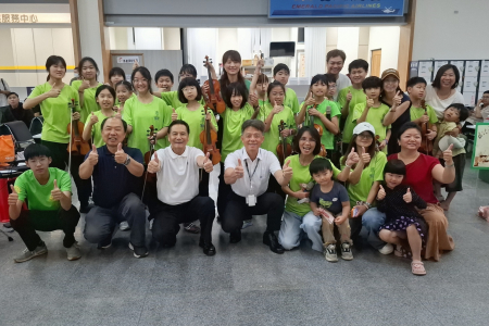 中正國中小提琴社機場公益表演　旅客實際行動支持
