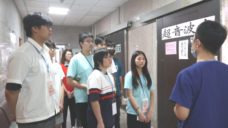 北醫「高中生生物醫學研習營」昨日前往縣立醫院參訪，實際了解第一線醫療工作現場。（圖：北醫楓林幸服服務團）