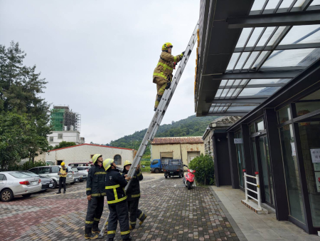 連江縣消防局北竿分隊與義消人員日前於坂里遊客中心辦理義消常年訓練，模擬公共場所火警，進行射水滅火等實兵演練，提升救災應變能力。（圖／文：鄭禮頤）