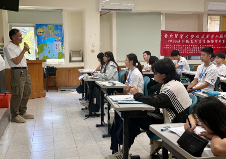 臺北醫學大學楓林幸服服務團2026連江縣高中生生物醫學研習營圓滿落幕；圖為前縣長劉增應醫師演講，勉勵學子勇敢接棒。（圖／文：王致潔）