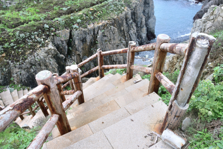 長年海風吹蝕　西引島東澳階梯欄杆鏽蝕