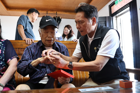津沙村林宜興歡慶95歲壽辰，王忠銘等人親赴府上祝壽，為他戴上金戒指並致贈賀禮及生日禮金，祝福身體健康、福壽綿延。（圖／文：王致潔）