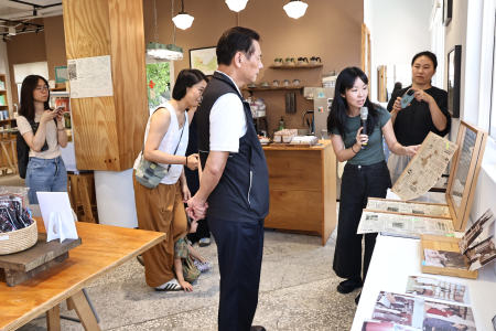 南竿原舊中正圖書館（舊文獻中心）轉型為「交隴半山．離島書店」，於7月4日正式開幕。（圖／文：王致潔）