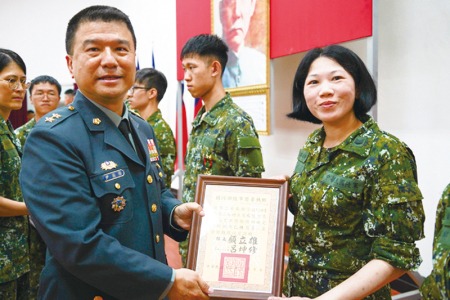 指揮官頒授勳獎狀，表揚官兵優異表現。