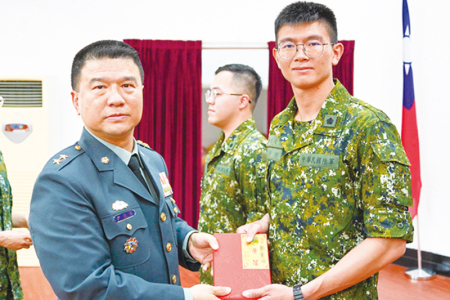 指揮官主持晉任授階，勉勵幹部精進。