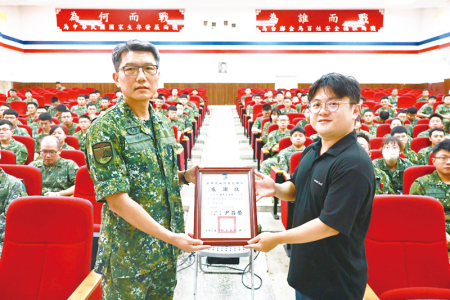 副主任頒發心輔講座感謝狀，表達謝忱。