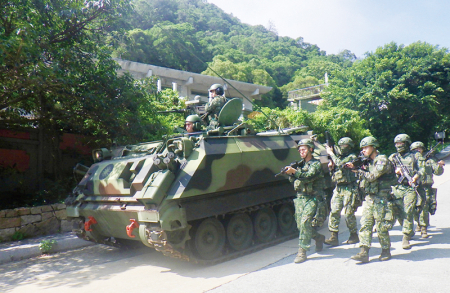 官兵以甲車為掩護進行作戰。