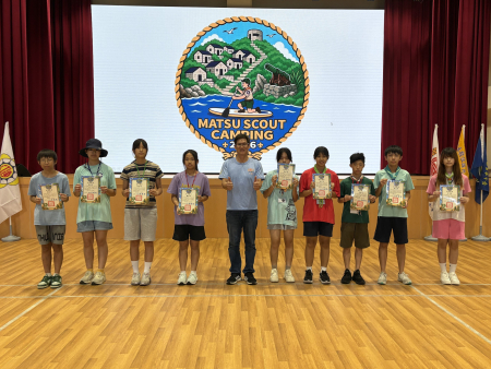 連江縣115年度國中童軍大露營三天兩夜行程昨日閉幕，介壽國中小校長吳健忠頒發證書給同學們。（圖／文：鄭綿綿）