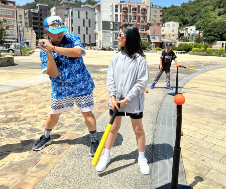 馬祖家扶中心帶領小朋友們到戶外打樂樂棒球，以及到樂活體育館打匹克球。（圖：馬祖家扶中心）