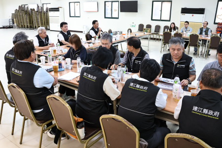 連江縣政府於東引民眾活動中心召開115年第18次主管週報。 （圖／文：王致潔）