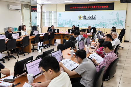 財團法人聯卡中心總經理呂蕙容率團來馬拜會縣長王忠銘，並與公部門機關、地區業者展開座談，釋出多項優惠盼普及非現金支付。（圖／文：王致潔）