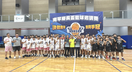 國風國中(中間)勇奪國中組冠軍；木柵國中(右)拿下亞軍；龍門國中(左)季軍。（圖／文：鄭綿綿）