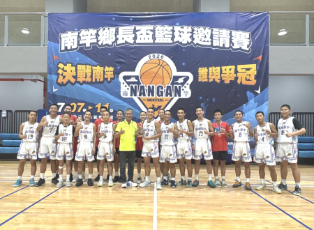 鄉長林志東頒獎給本屆南竿鄉長盃籃球賽冠軍隊伍國風國中。（圖／文：鄭綿綿）