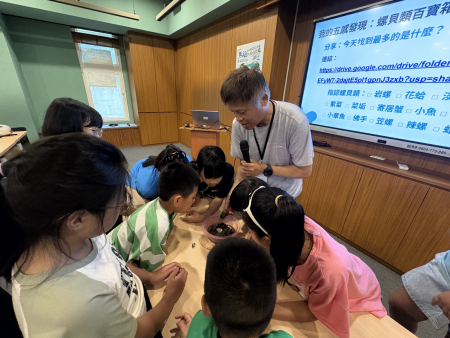 課程邀請屏東科技大學講師朱雲瑋，以螺貝類作為教學素材，指導潮間帶生物知識與海邊安全觀念。（圖／文：鄭綿綿）