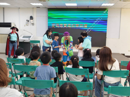北竿兒童夏令營「密碼尋寶趣」受颱風影響提前結業，孩子們跟著音樂唱跳，並與小丑互動、欣賞魔術表演，在歡笑聲中為這次夏令營畫下句點。（圖／文：鄭禮頤）