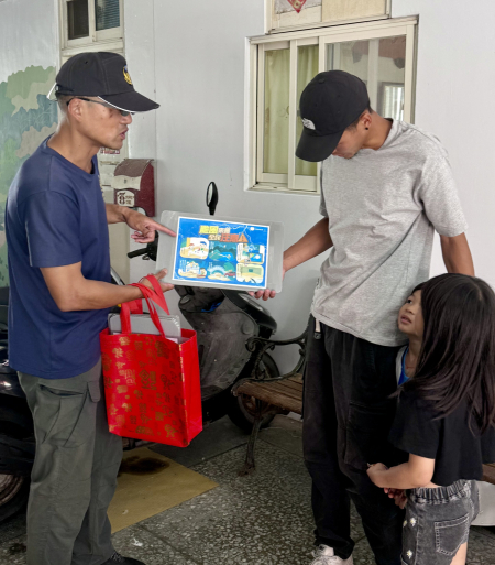 東莒消防分隊出動救護車巡迴各村廣播，並走進各家戶宣導，提醒鄉親提前做好防颱整備，因應巴威颱風來襲。（圖／文：蔡夢玲）