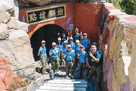 學員參訪軍事據點，認識坑道設施。