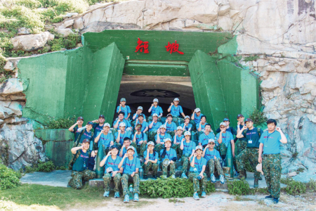 於短坡山砲陣地合影。