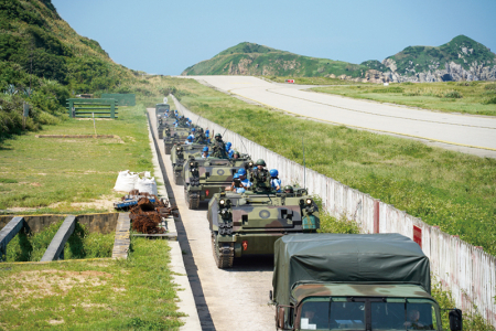 學員搭乘甲車，體驗國軍機動戰力。