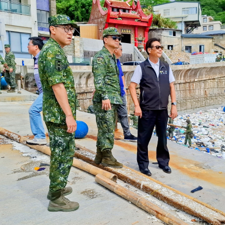 縣長王忠銘偕同馬防部指揮官尹昌榮前往橋仔村關心清運情形