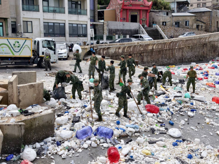海漂垃圾湧入橋仔澳口　軍民合力一天完成清運