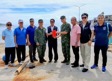 巴威颱風過境後，大量海漂垃圾湧入北竿橋仔澳口及碼頭，縣長王忠銘偕同馬防部指揮官尹昌榮前往現場關心清運進度，慰勞第一線清潔隊員及國軍官兵。（圖／文：鄭禮頤）