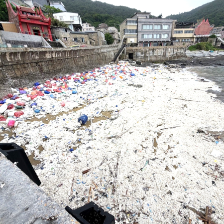 軍民齊心，橋仔澳口「顏值回歸」。（圖：縣府、馬防部）