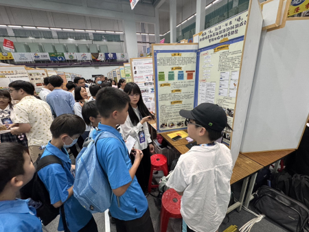 第66屆全國中小學科展昨日完成評審工作，並進行作品公開展覽，讓參展同學們對外解說。（圖：連江縣政府教育處）