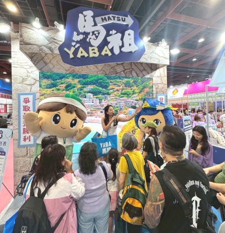2026台北國際夏季旅展盛大開幕！馬祖館「馬祖YABA」帶來美食、特產多樣好禮，吸引民眾熱烈詢問。（圖：縣府）